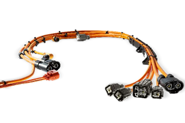 新能源高压线束是指用于传输高压电力和信号的电线束，通常用于电动汽车、混合动力汽车和其他新能源设备中。与传统汽车相比，新能源车辆使用更高电压的电力系统，因此需要使用高压线束来传输电能。