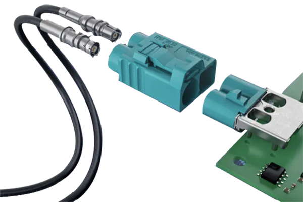 汽车射频线束是指用于传输无线电信号的电线束，通常位于汽车内部。它通常由多根电线组成，包括信号线、电源线和地线等。这些电线通过一定的结构形式将它们组织在一起，以便更好地传输信号和减少干扰。